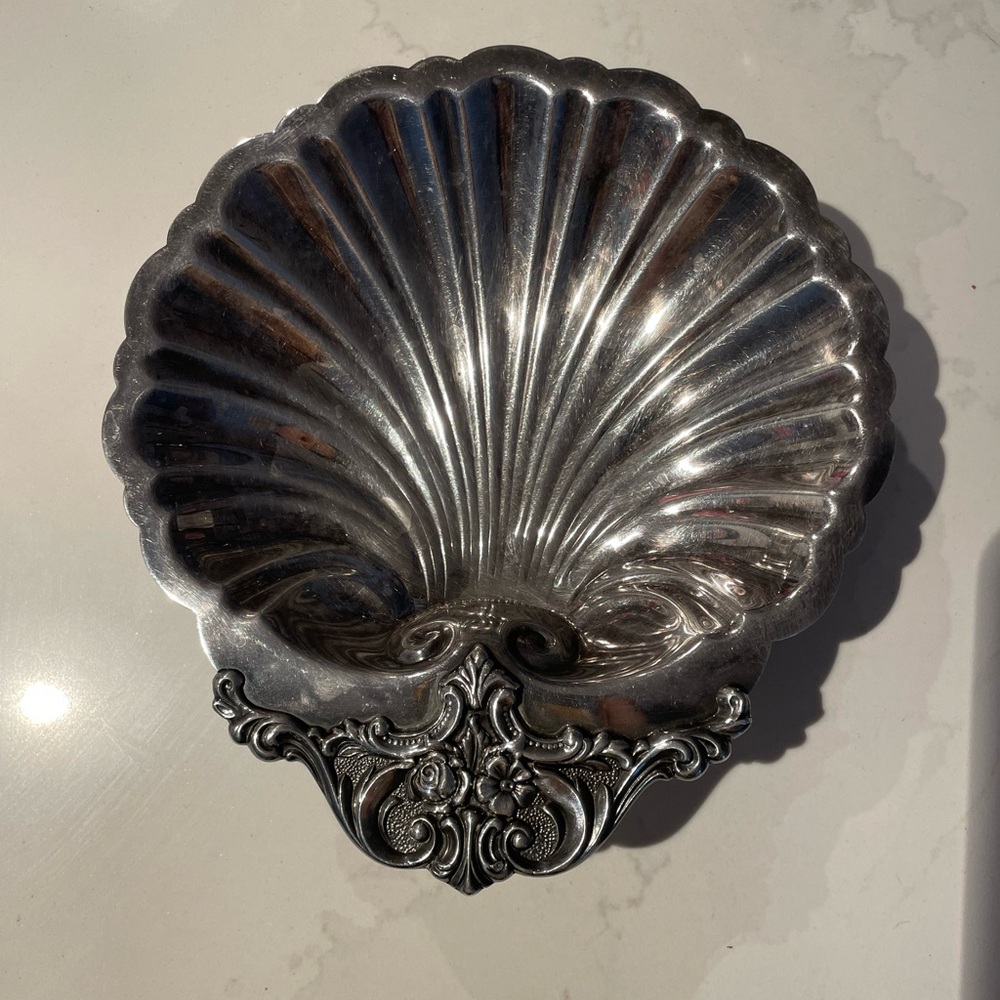Vintage Wallace 471 Silverplate Clamshell Bowl